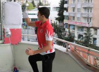Milli eskrimci antrenmanlarını evinin balkonunda yapıyor