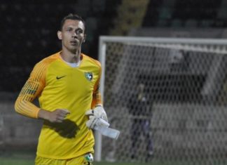 Denizlispor'un kalecisi Adam Stachowiak duvar ördü