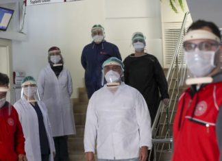 Gençlik merkezlerinde “koruyucu maske” üretimi devam ediyor