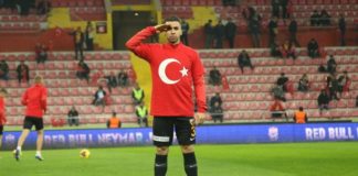 Emre Taşdemir evde çalışıyor