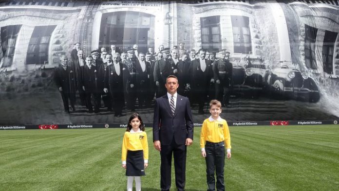 100 yıl önceki fotoğraf, Fenerbahçe Stadı'nda dalgalandı