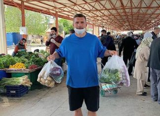 Podolski Müslüm Gürses dinliyor, oklavayla yufka açıyor