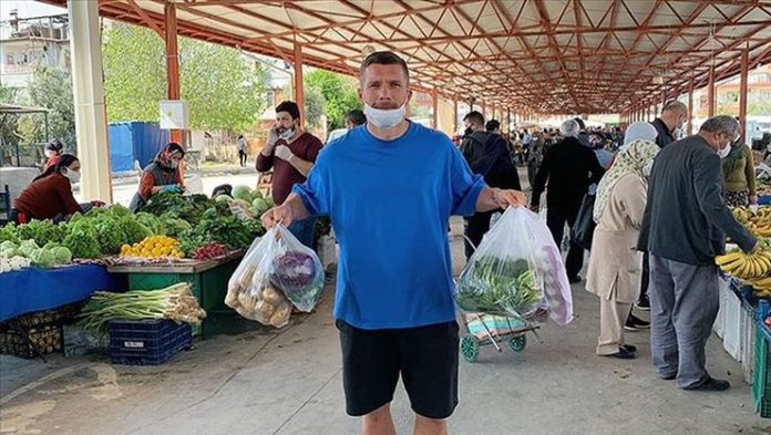 Podolski Müslüm Gürses dinliyor, oklavayla yufka açıyor