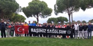 Golfçüler şehitler için saygı duruşunda bulundu