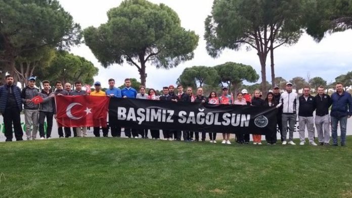 Golfçüler şehitler için saygı duruşunda bulundu