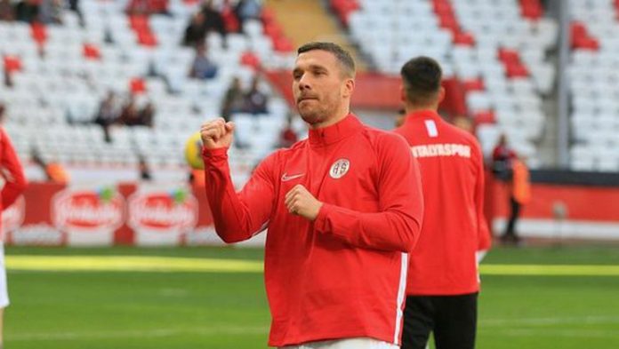 Podolski, yeşil sahalardan sonra “er meydanı”na da gözünü dikti