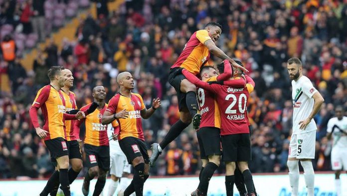 Galatasaray'da yönetim 3 oyuncu ile indirim görüşmelerine başladı