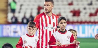 Antalyaspor'un yıldızı Lukas Podolski’den çocuklara tavsiye