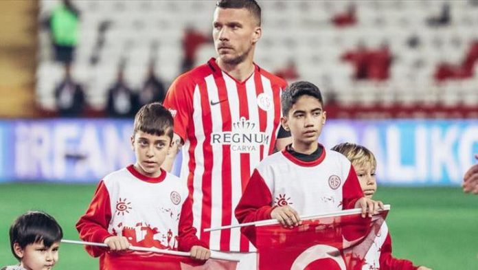 Antalyaspor'un yıldızı Lukas Podolski’den çocuklara tavsiye