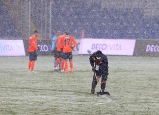 Başakşehir-Sivasspor maçında zemim beyaza büründü