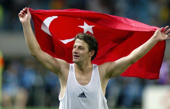 Tugay Kerimoğlu kimdir, nereli, kaç yaşında? Tugay Kerimoğlu hangi takımlarda oynadı? Tugay Kerimoğlu futbolu ne zaman bıraktı?