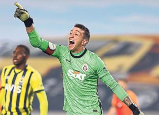 Muslera'dan Fenerbahçe derbisinde inanılmaz kurtarışlar