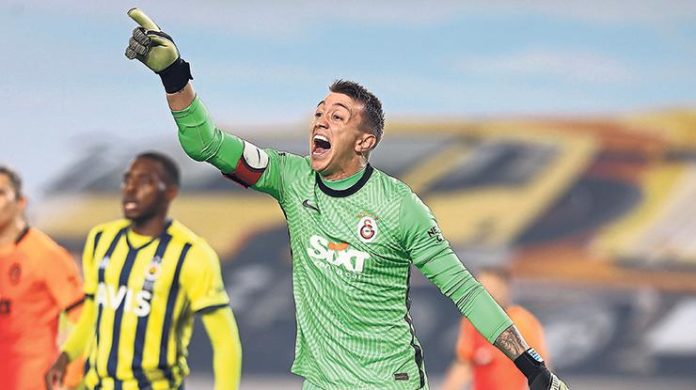 Muslera'dan Fenerbahçe derbisinde inanılmaz kurtarışlar