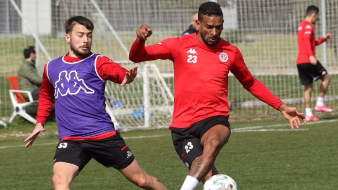 Antalyaspor yıllar sonra Başakşehir'i yenmek istiyor