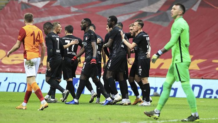 Galatasaray, liderlik koltuğunu Beşiktaş'a kaptırdı