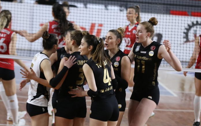 Lider VakıfBank normal sezonu galibiyetle noktaladı