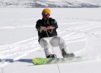 Buz tutan Çıldır Gölü'nde snowboard ve drift