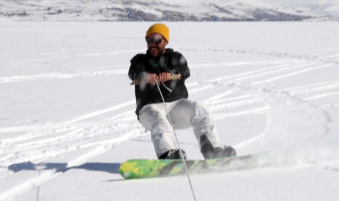 Buz tutan Çıldır Gölü'nde snowboard ve drift