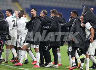 Beşiktaşlı futbolcular galibiyeti Sergen Yalçın'la kutladı