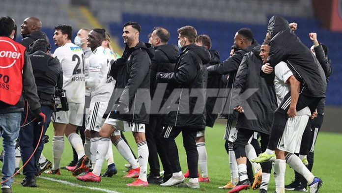 Beşiktaşlı futbolcular galibiyeti Sergen Yalçın'la kutladı