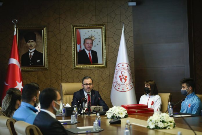 Bakan Kasapoğlu'na Gelibolu'dan getirilen toprak, deniz suyu ve Türk bayrağı takdim edildi