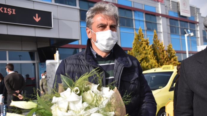 Kayserispor'un yeni hocası Hamza Hamzaoğlu, Kayseri'ye geldi