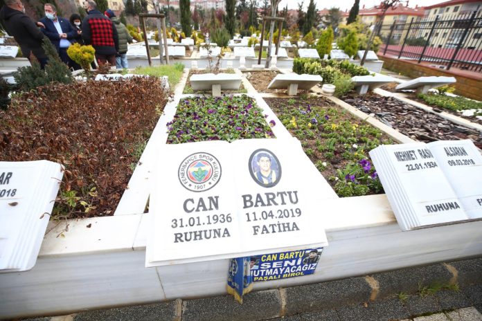 Fenerbahçe efsanesi Can Bartu, kabri başında anıldı