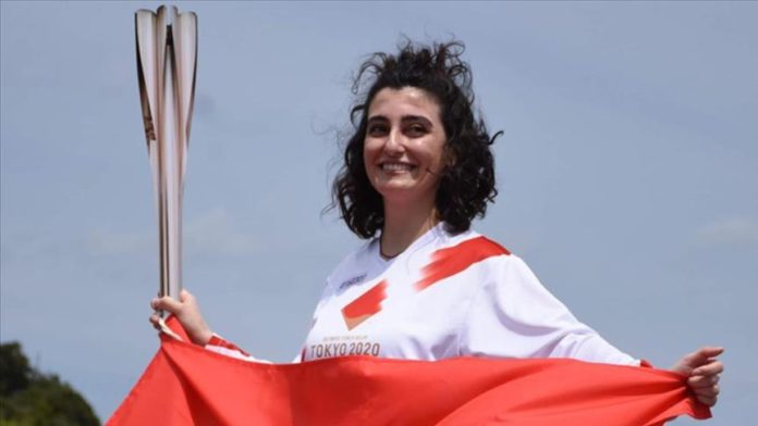 Japonya'da Türk kızı Durna Özkaya, olimpiyat meşalesini taşıdı