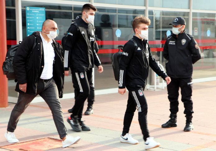 Erzurumspor'a konuk olacak Beşiktaş, özel uçakla kente geldi