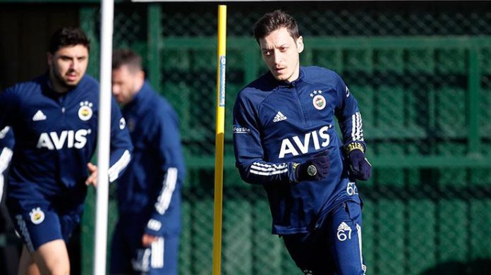 Fenerbahçe'de Mesut Özil takımla çalıştı