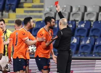 Başakşehir-Fenerbahçe maçında Mahmut Tekdemir'e kırmızı kart