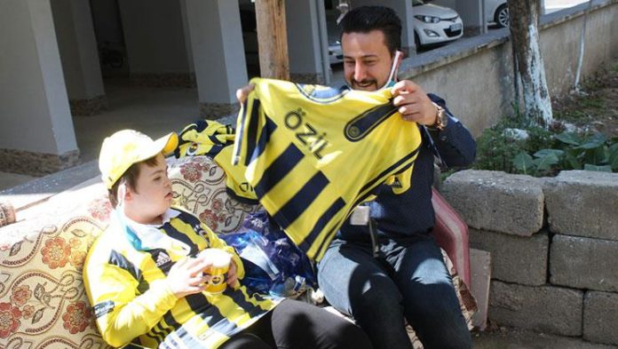 Fenerbahçeli Mesut Özil, Amasya’da yaşayan down sendromlu Efe’ye forma hediye etti