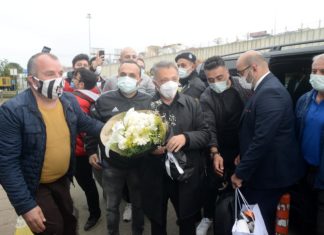 Ahmet Nur Çebi'yi Beşiktaş taraftarı çiçekle karşıladı