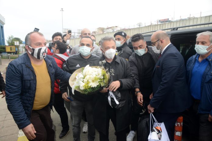 Ahmet Nur Çebi'yi Beşiktaş taraftarı çiçekle karşıladı