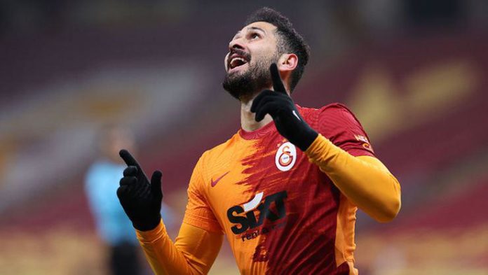 Emre Akbaba Galatasaray'ı yarışta tuttu!