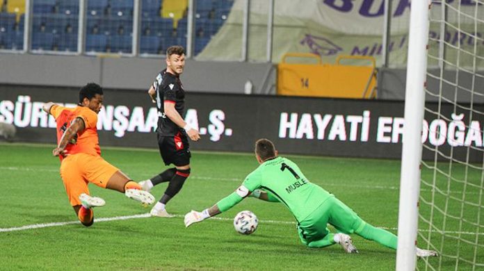 Galatasaray ligin gol yemeden en çok maç bitiren takımı