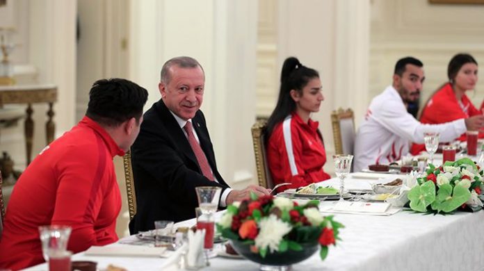 Cumhurbaşkanı Erdoğan, milli sporcularla iftar yaptı