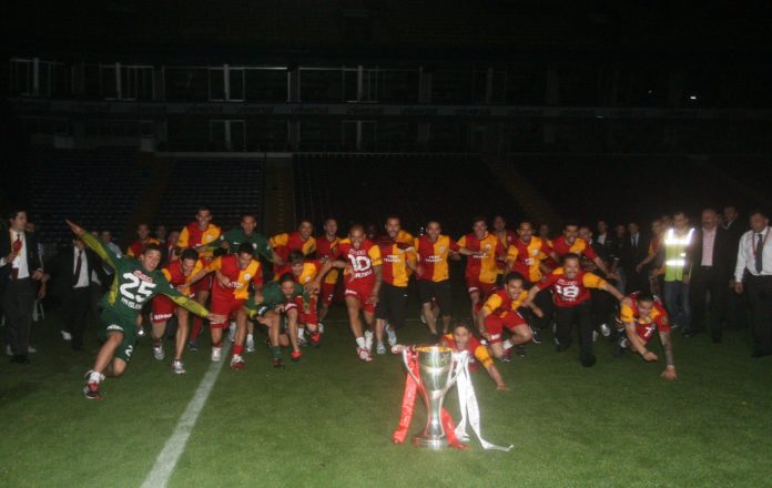 Galatasaray'dan Fenerbahçe'ye 2011-2012 sezonu şampiyonluk göndermesi!