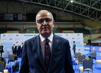 Türkiye Voleybol Federasyonu Başkanı Mehmet Akif Üstündağ, kampta bulunan milli sporcularla bayramlaştı