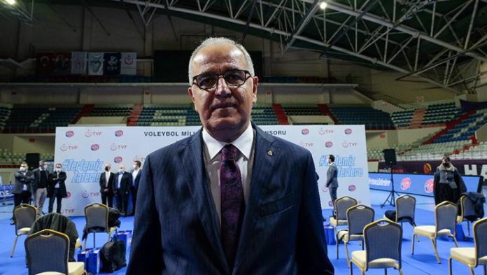 Türkiye Voleybol Federasyonu Başkanı Mehmet Akif Üstündağ, kampta bulunan milli sporcularla bayramlaştı
