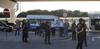 Beşiktaş taraftarı otelin önünden destek verdi