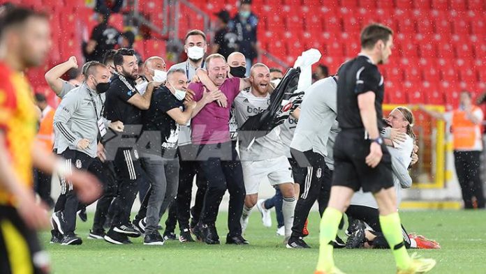 Beşiktaş'ın destansı şampiyonluğu… Sergen Yalçın adını tarihe yazdırdı!