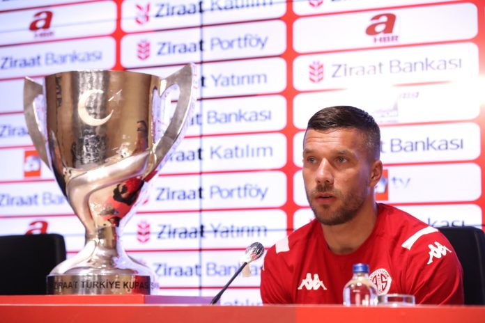 Beşiktaş maçı öncesi Lukas Podolski iddialı: Tavşan gibi saklanmaya gelmedik!