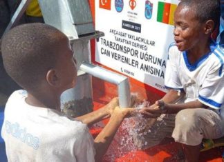 Trabzonsporlu taraftarlar, Kamerun’da su kuyusu açtırdı