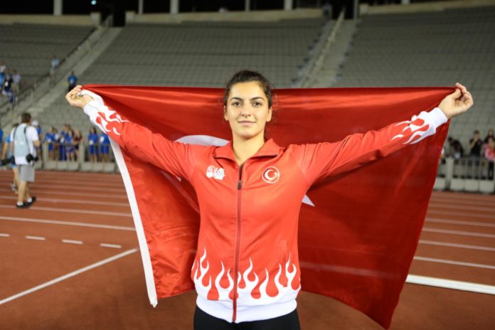 Esra Türkmen madalya için ter döküyor
