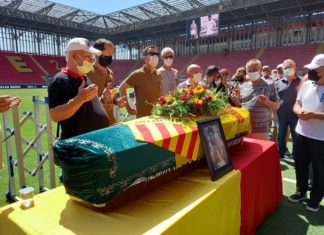 Göztepe efsane futbolcusu Ertan Öznur'u son yolculuğuna uğurladı