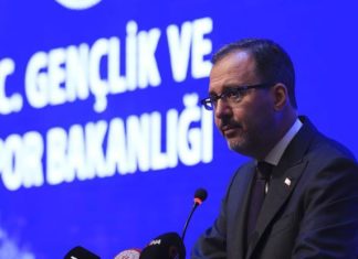 Bakan Kasapoğlu'ndan milli yüzücüler Merve Tuncel ve Beril Böcekler'e tebrik