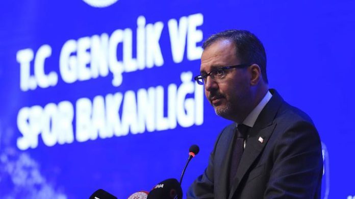 Bakan Kasapoğlu'ndan milli yüzücüler Merve Tuncel ve Beril Böcekler'e tebrik