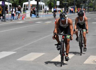 27 ilden katılan sporcular yüzme, bisiklet ve koşu parkurlarında mücadele veriyor