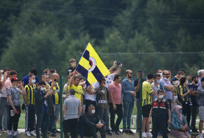 Fenerbahçeli taraftarlar, Topuk Yaylası Tesisleri'ne akın etti!